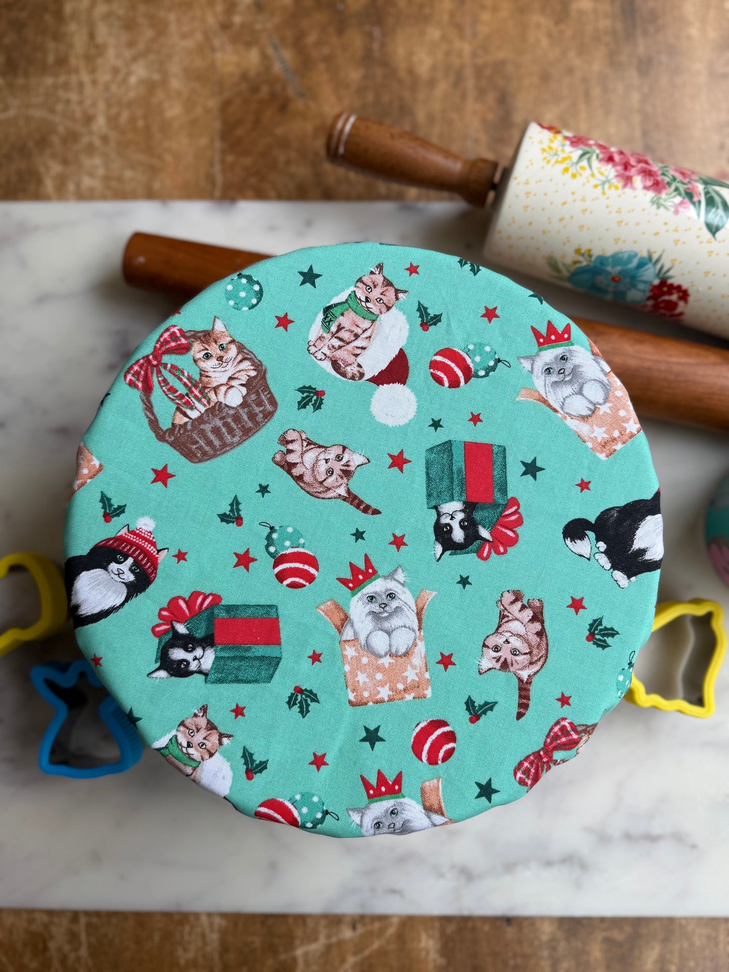 Meowy Christmas Reversible Bowl Cover